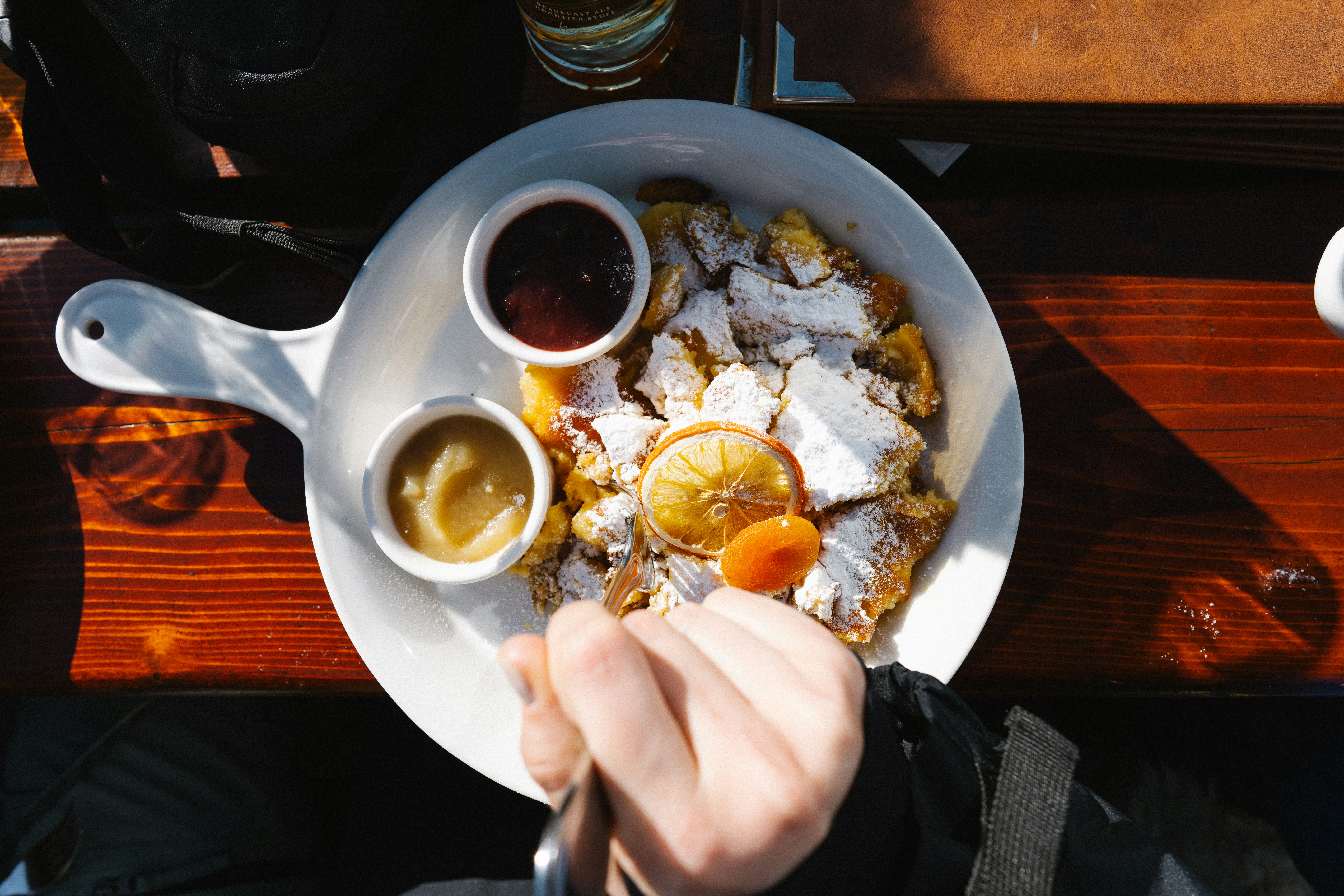 Frischer Kaiserschmarrn mit Staubzucker